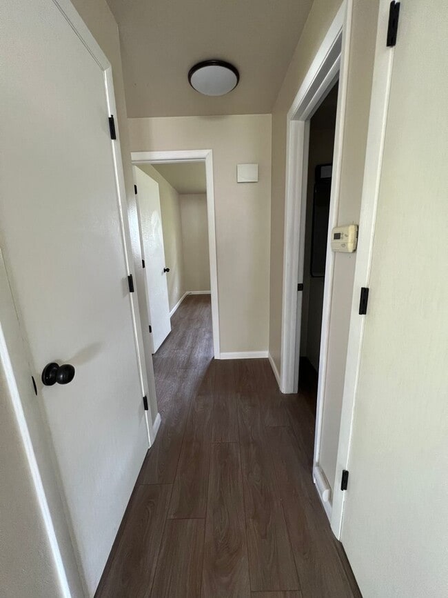 Building Photo - 1212 E Sylvan Ave