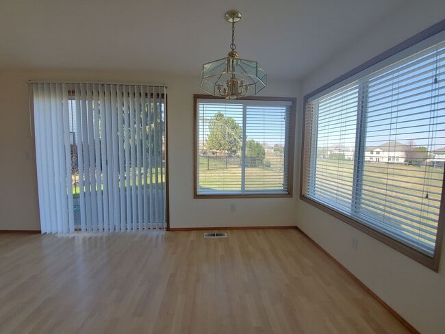 Building Photo - 4-Bedroom, 2.5-Bath located in Horn Rapids...