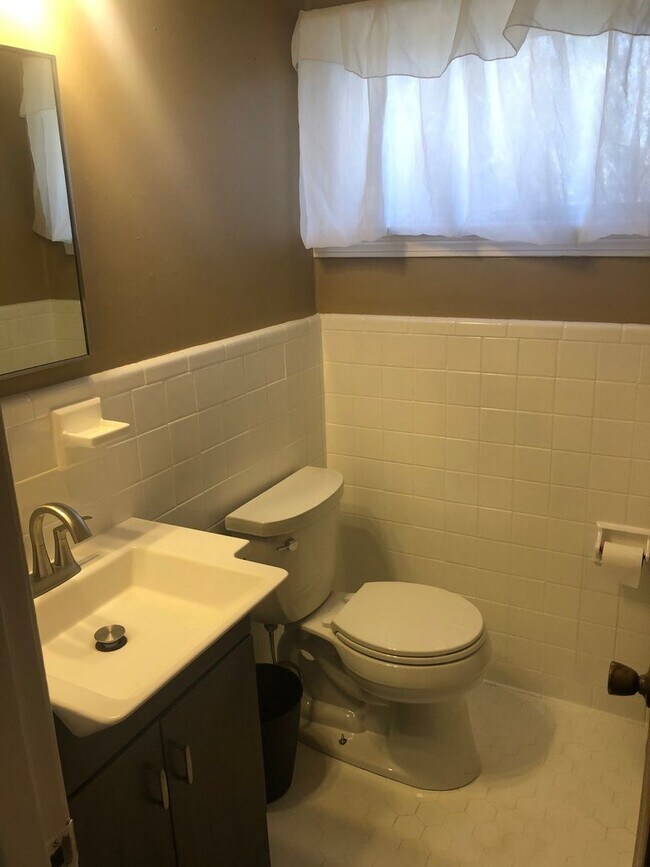 Building Photo - Nice 4 Bed 2.5 Bath House! Available July 2026!