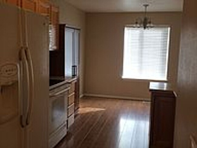 Building Photo - Comfort Meets Convenience in the Heart of Pullman