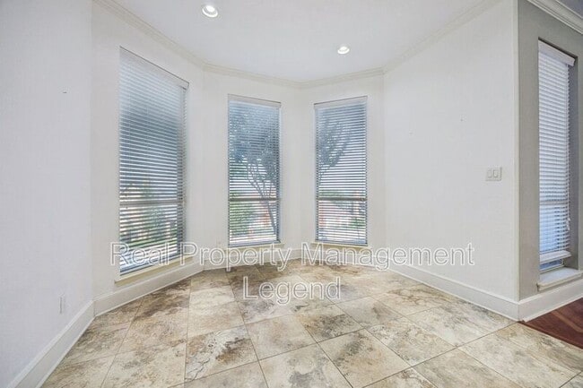 Building Photo - 618 Knollwood Dr