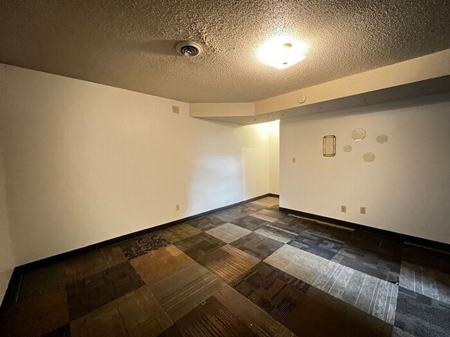 Building Photo - $1,395 | 3 Bedroom, 1.5 Bathroom Townhome ...