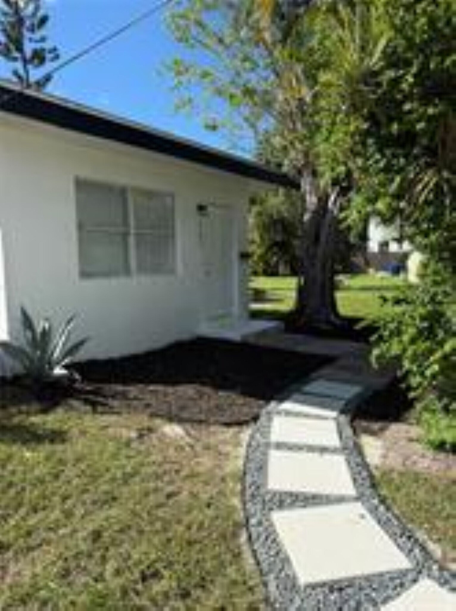 Building Photo - 1827 N Dixie Hwy