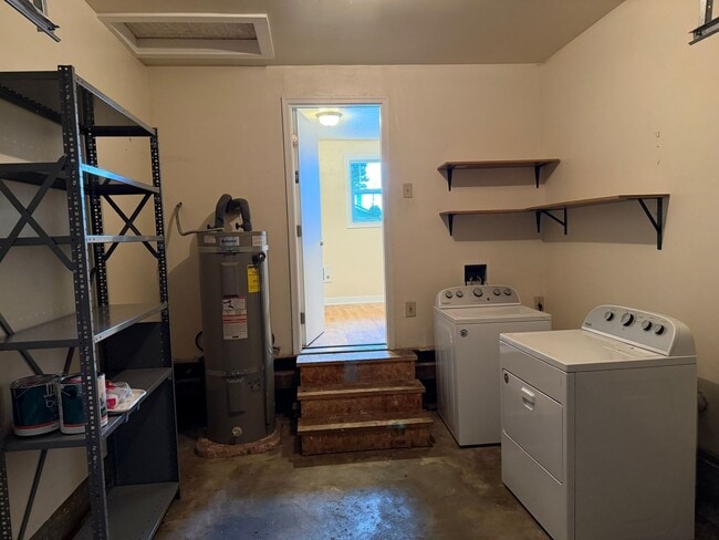 Building Photo - Updated 2 bedroom 1 bathroom house in Springfield!