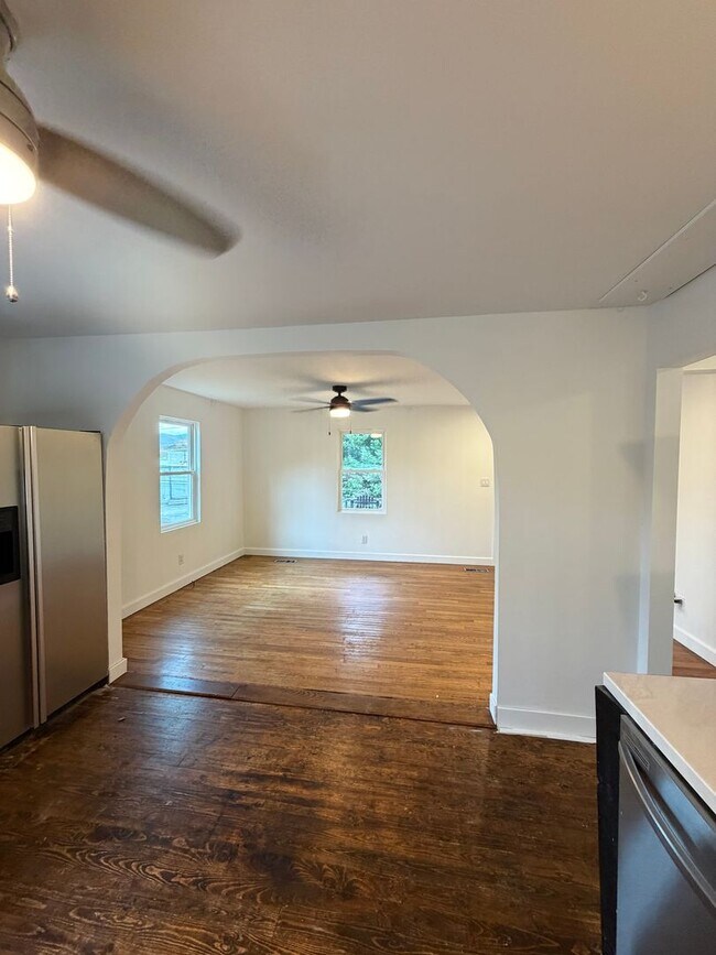 Building Photo - Modern JC Rental Near ETSU + JCMC — Pet Fr...