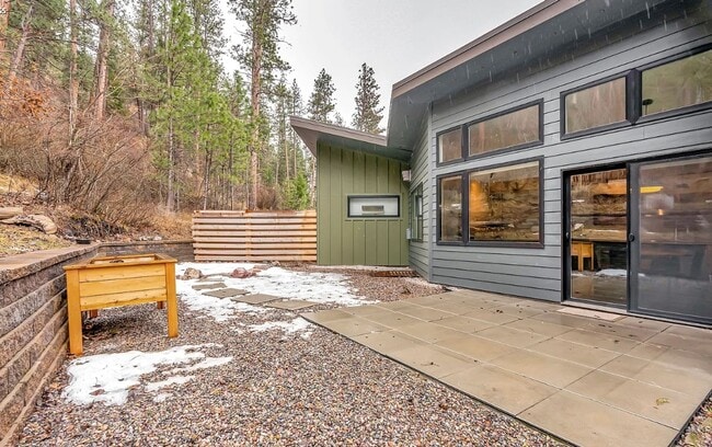 Building Photo - Beautiful Modern Condo in Rattlesnake