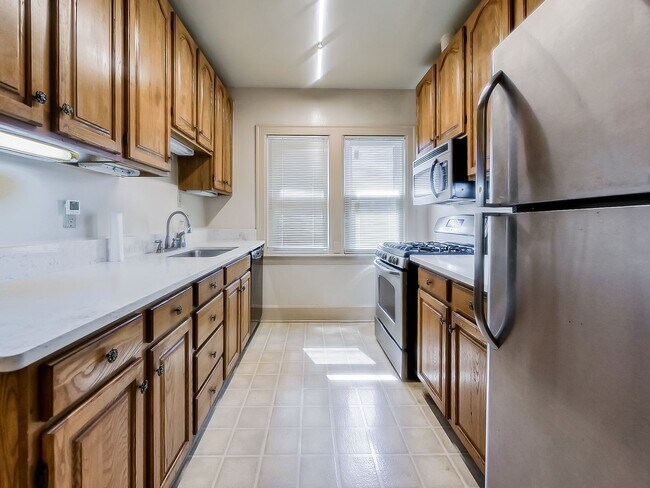 Building Photo - Welcome to this beautiful 2 bedroom, 2 bat...