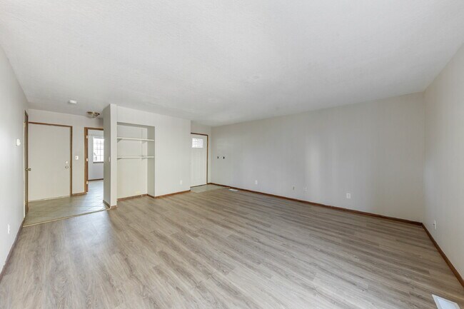 Building Photo - Spacious Townhome 3 Bedrooms plus office!