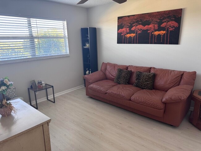 Building Photo - 300 NE 26th Ave