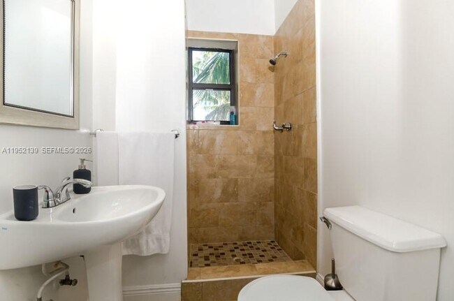 Building Photo - 934 Michigan Ave