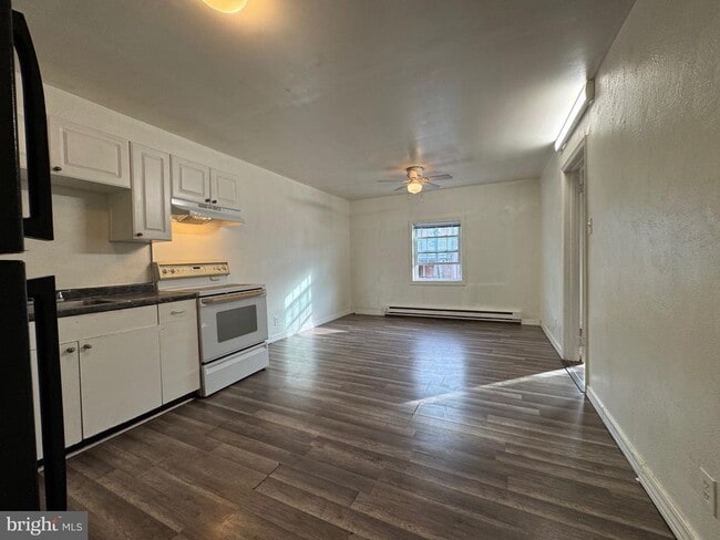 Building Photo - 222 Long Ln