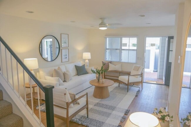 Building Photo - 3 bdrm 2 bath Townhome