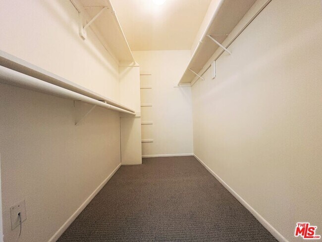 Building Photo - 1731 Barry Ave