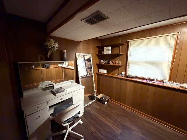 Building Photo - 202 Hickory Rd