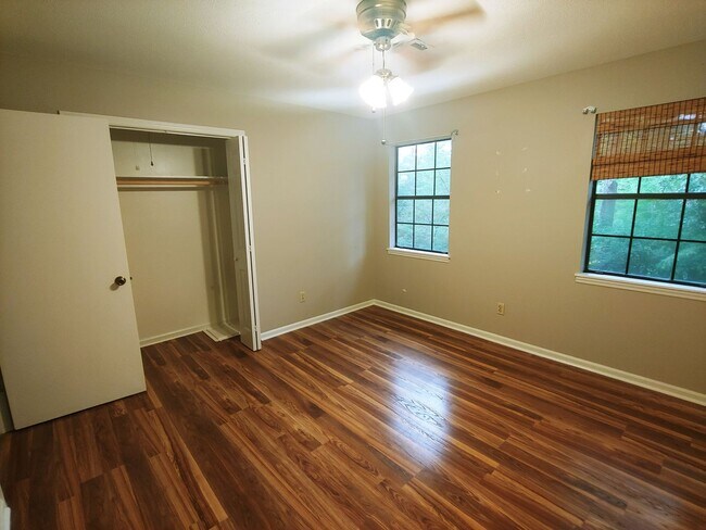 Building Photo - 8 Hickory Ln