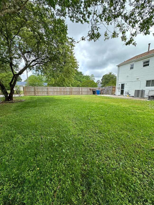 Building Photo - Pembroke Manor-4 bedroom 2.5 bath Single f...