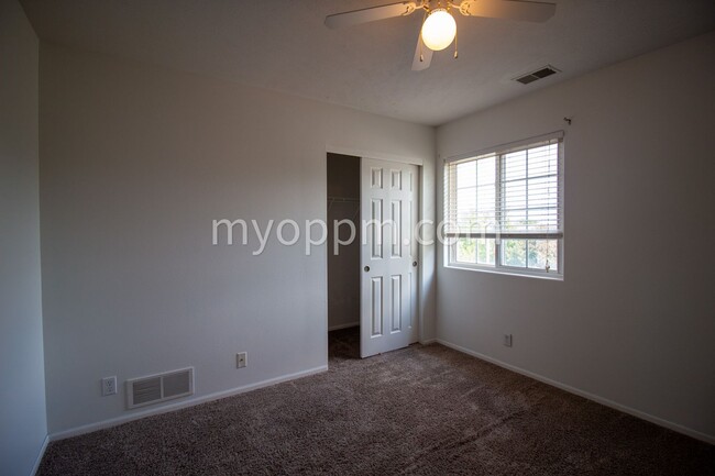 Building Photo - $1,022.50 Off Deposit! Spacious 2 Story ho...