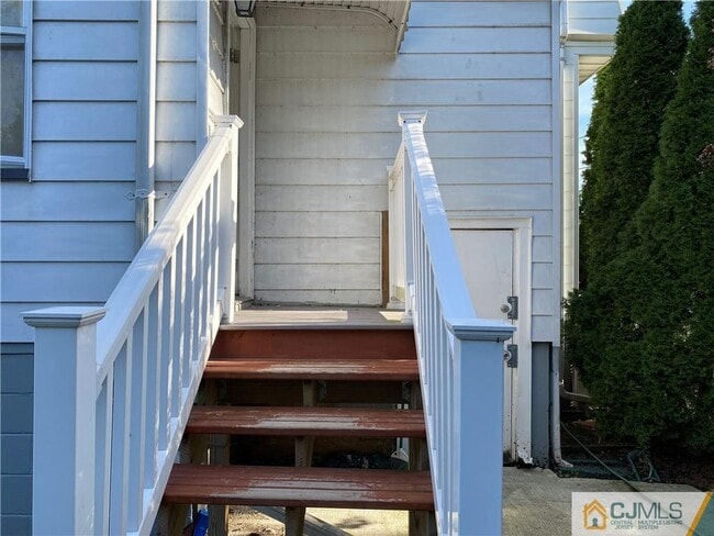 Building Photo - 67 Benner St