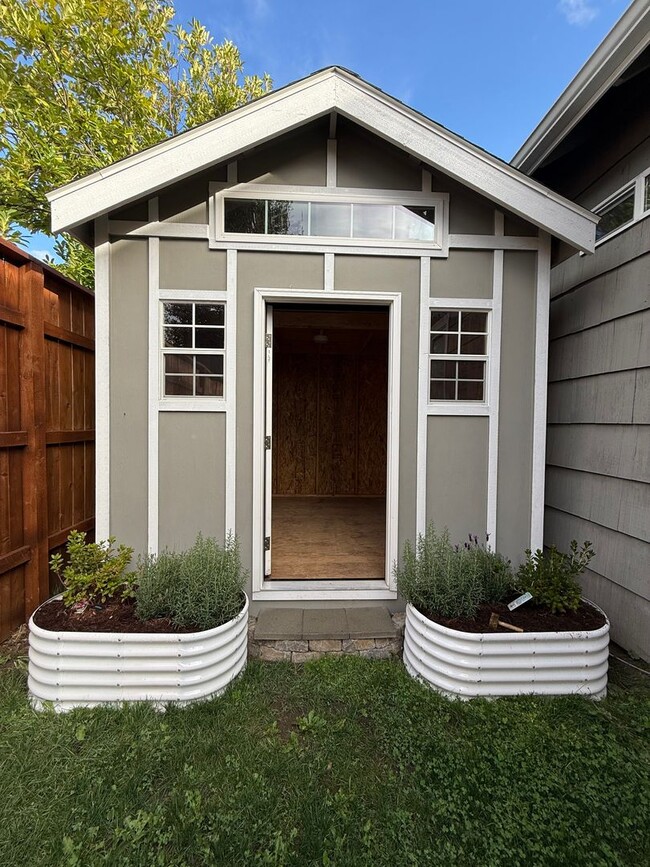 Building Photo - Now Available: Updated Everett 34-Bed, 1.5-Bath with Fenced Yard