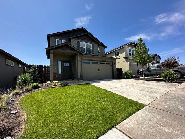 Building Photo - Charming and Modern Redmond Home: Pet-Friendly, Two-Car Garage, and More!
