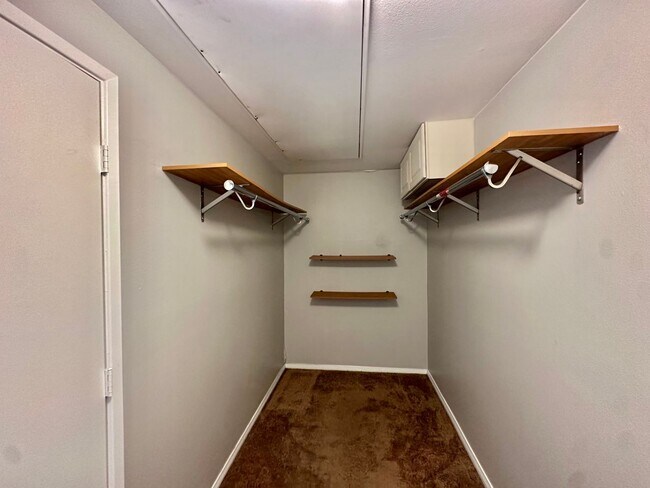 Building Photo - Luxury 2 Bed/2.5 Bath 2 Story Townhouse in...