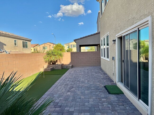 Building Photo - Newer Home with Gated Community Single Fam...