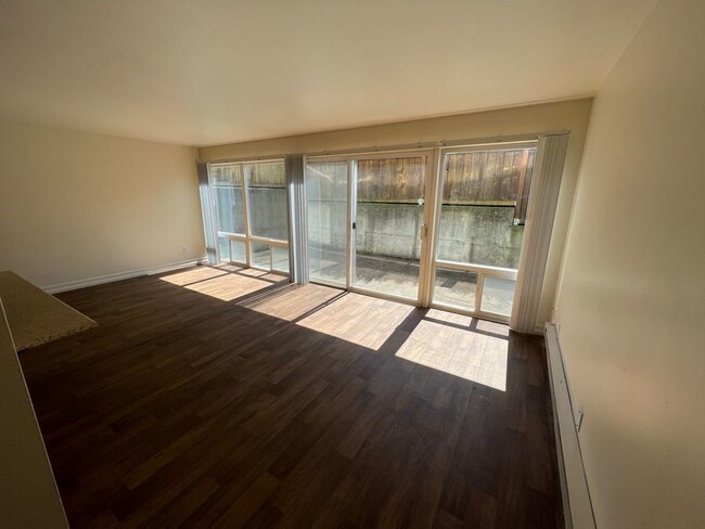 Building Photo - Spacious 2 bedroom 1 bath with large priva...