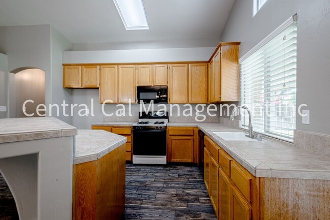 Building Photo - 4 Bedroom/2 Bath Home in the Southwest - $2495 per month!