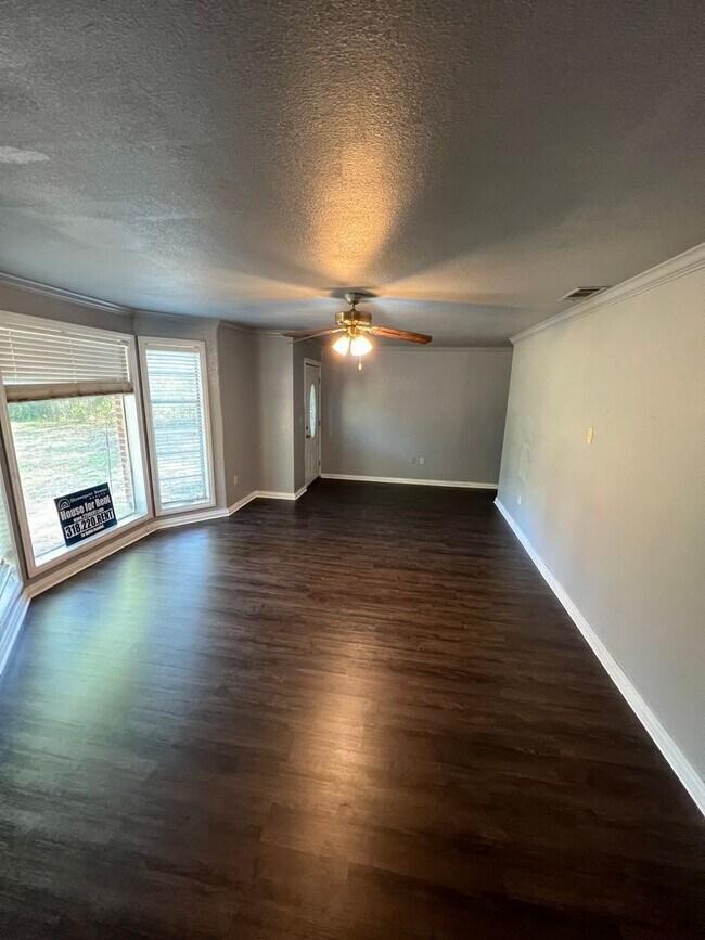 Building Photo - Massive 3/bed, 2 bath, newly updated!