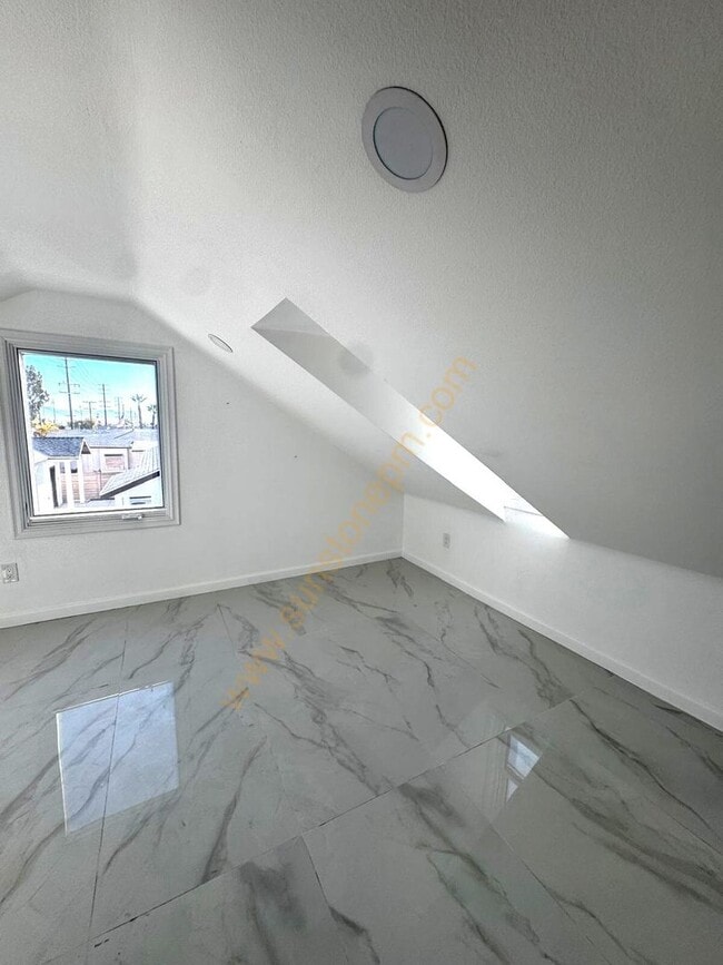 Building Photo - 696 E 9th St