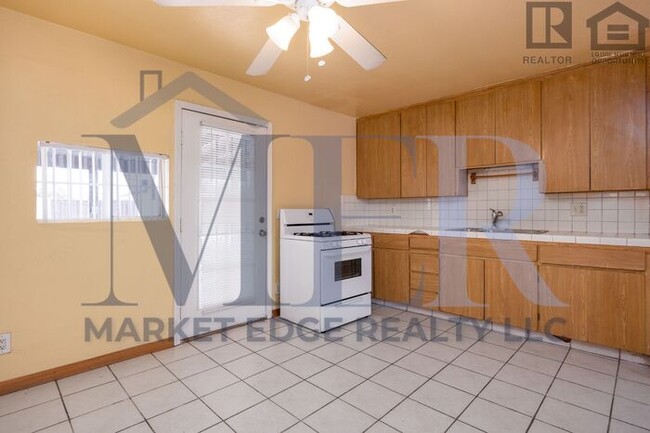 Building Photo - 3Bed/2Bath at 35th/Cactus! $1499 MOVE-IN S...