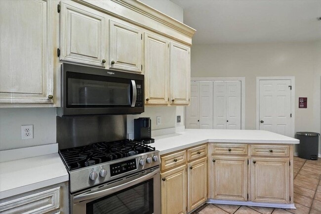 Building Photo - 213 Cambridge Dr