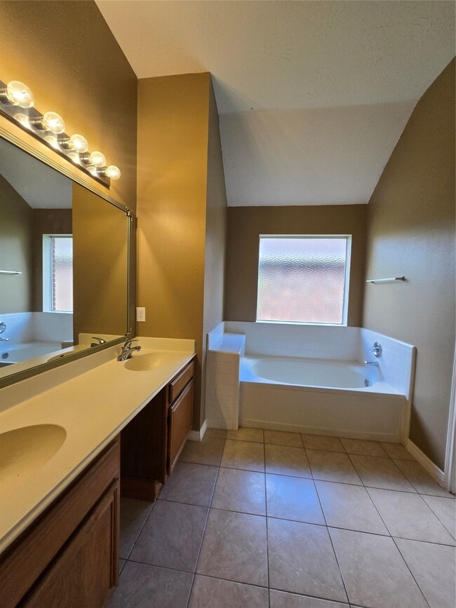 Building Photo - 2730 N Larkspur Cir