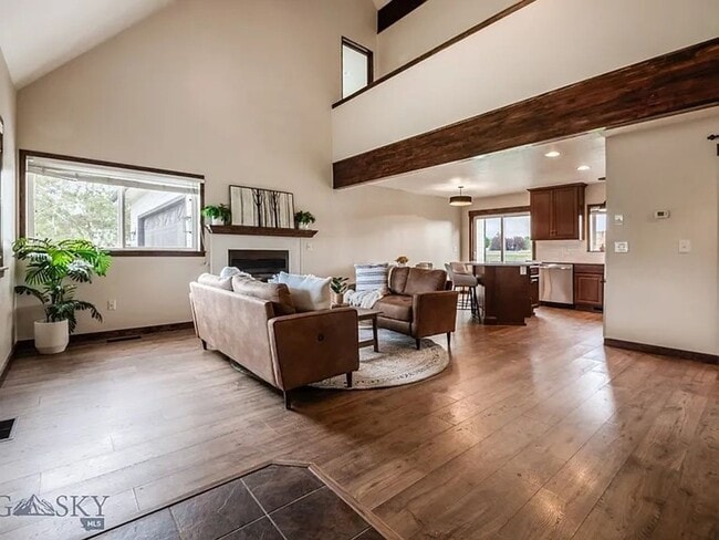 Building Photo - Cute House, Large Yard