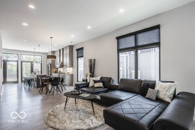 Building Photo - Beautiful townhome located off 16th and College. Pets allowed for an additional $1,000 non refund...