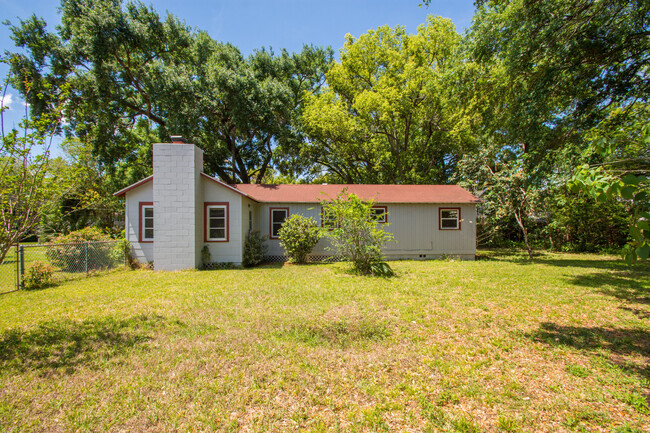 Building Photo - 3 Bed 2 Bath Home w/ Hardwood Floors and L...