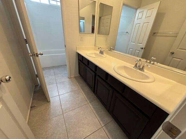 Building Photo - Beautiful Gated 3-Bed, 2.5-Bath Townhome i...