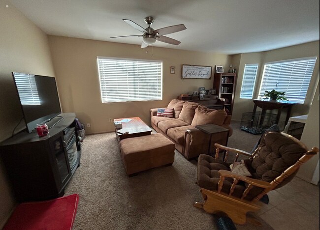 Building Photo - 810 E Saguaro St