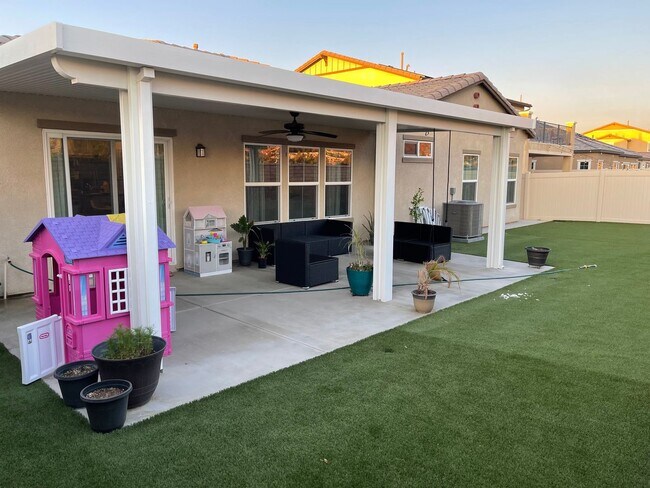 Building Photo - MV8621