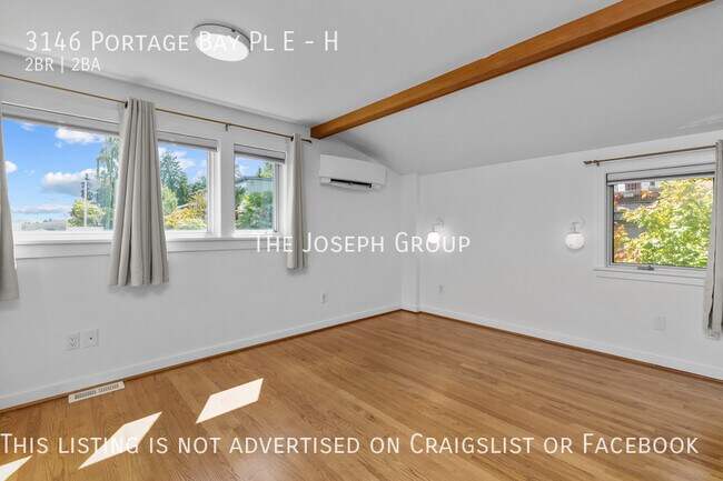 Building Photo - One of a kind 2 bed/1.75 bath houseboat ov...