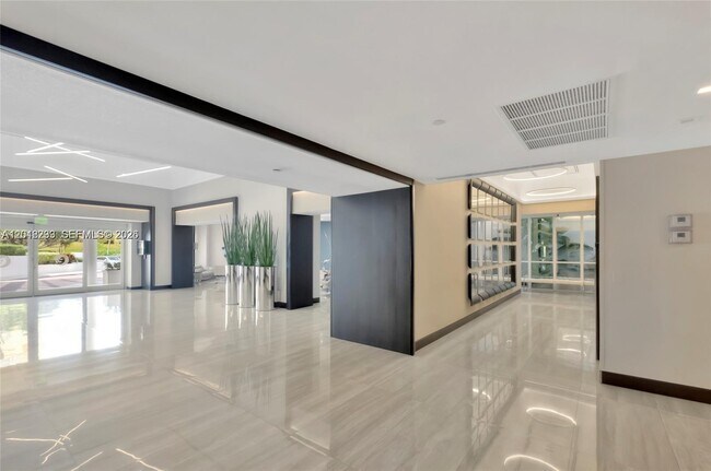 Building Photo - 16425 Collins Ave