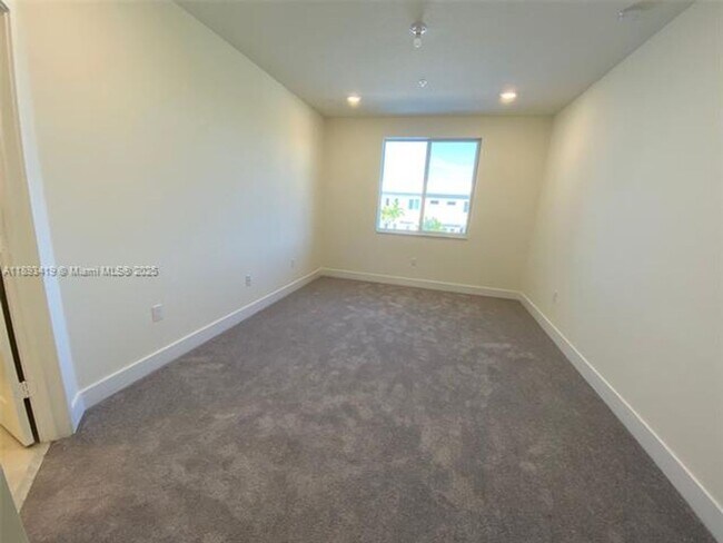 Building Photo - 10250 NW 66th St