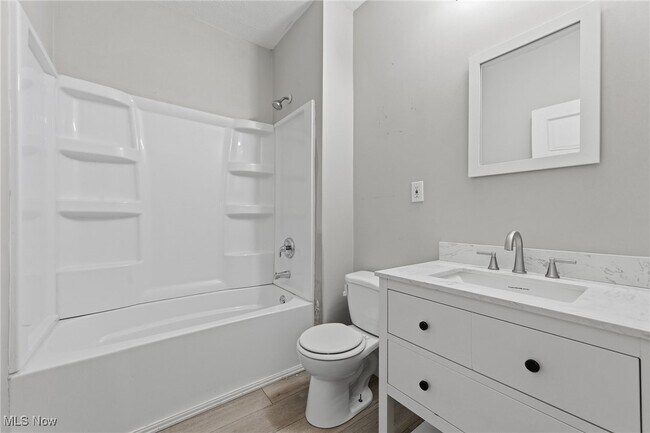 Building Photo - 1323 W 89th St