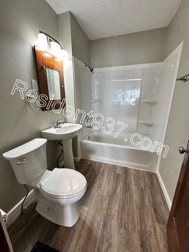 Building Photo - Updated 2 Bed 1 Bath home