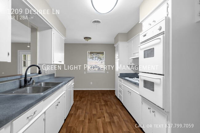 Building Photo - 1209 Desiree Ln