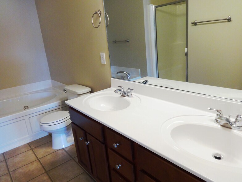 Building Photo - 405 Crystal Oaks Ln