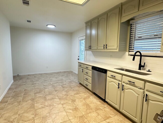 Building Photo - PLANO 4-bed 3-bath 2-car garage with huge workshops