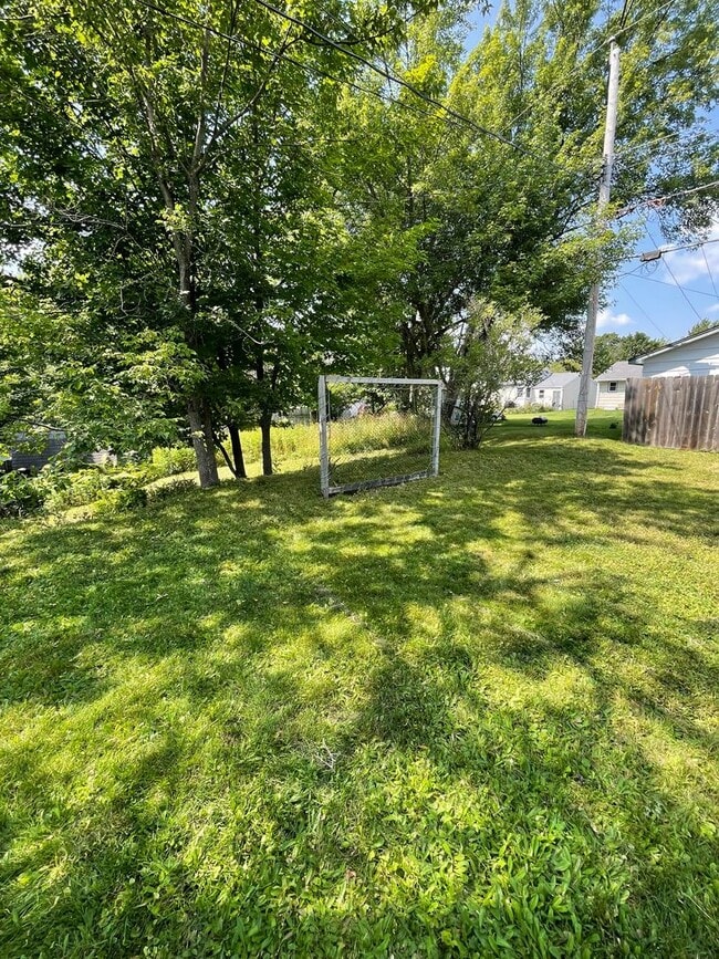 Building Photo - AVAILABLE JULY- 3 Bedroom, 1.5 Bath Home!