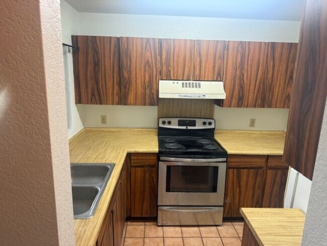 Building Photo - College Gardens