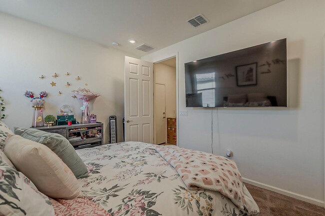 Building Photo - Modern Comfort Meets Smart Living in Vail!